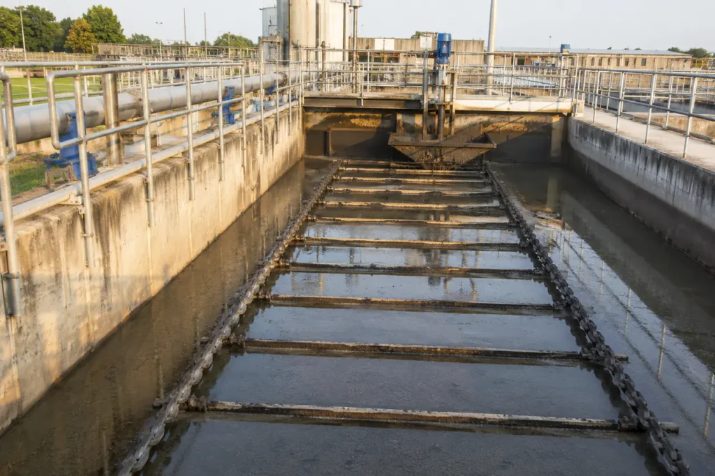 equipamento de clarificador com raspador de lodo, incluindo detalhes de tanques, tubulações e inspeções